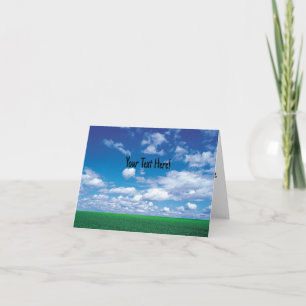 Blaue Himmel mit flauschigen Wolken und grüne Gras Karte