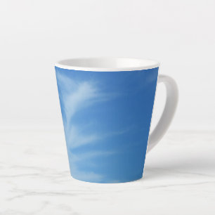 Blaue Himmel mit weißen Wolken Abstrakte Naturfoto Milchtasse