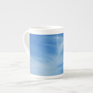 Blaue Himmel mit weißen Wolken Abstrakte Naturfoto Prozellantasse
