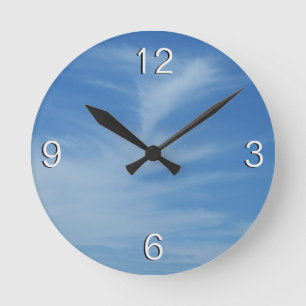 Blaue Himmel mit weißen Wolken Abstrakte Naturfoto Runde Wanduhr