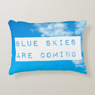 Blaue Himmel sind kommendes blaues Kissen