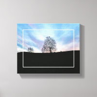 Blaue Himmel und Bäume und Pferde weiden