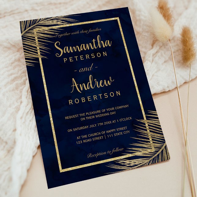 Blaue Hochzeit am tropischen Palmenstrand Einladung (Tropical gold palm tree beach navy blue wedding invitation)