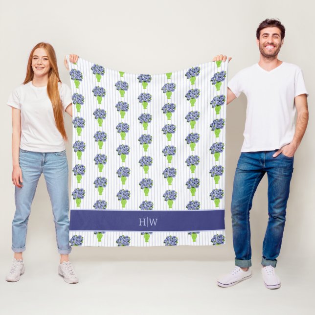 Blaue Hortensie Grüne Vase Küstenmonogramm  Fleecedecke (Beispiel)