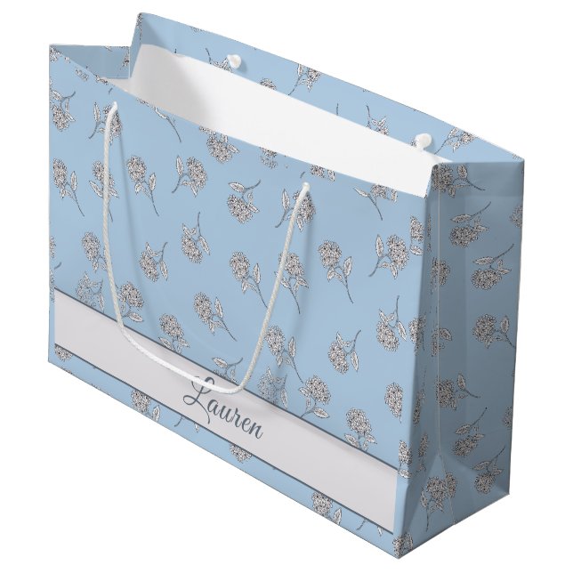 Blaue Hortensien-Blumenmuster-Monogramm Große Geschenktüte (Vorderseite Schrägansicht)