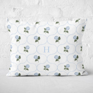 Blaue Hortensien-Gitter-Monogramm Dekokissen