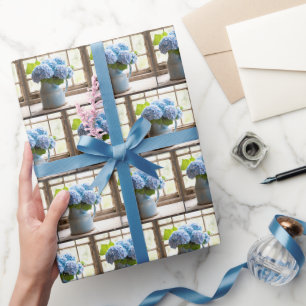 Blaue Hortensienstrauß am Fenster Geschenkpapier