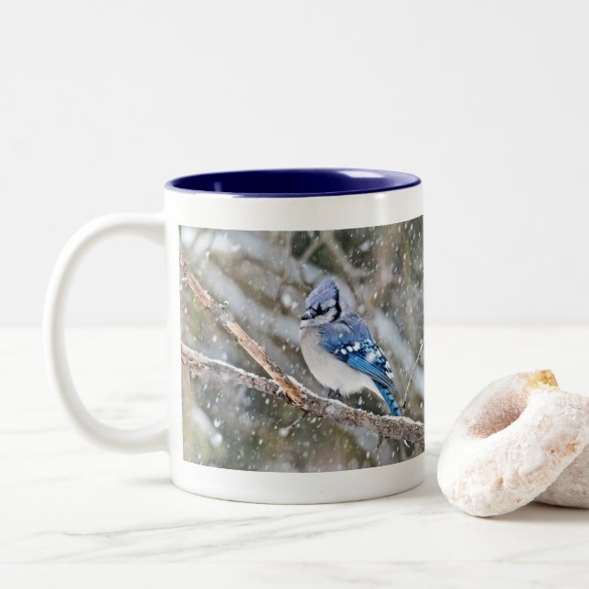 Blaue Jay im Schneesturm Zweifarbige Tasse (Mit Donut)