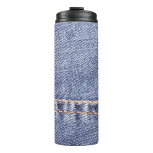 Blaue Jeans: detaillierte Nähtextur. Thermosbecher