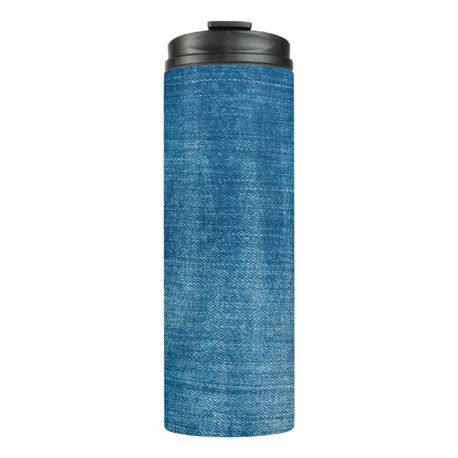 Blaue Jeans nahe sich. Blauer Denim Jean Thermosbecher (Vorderseite)