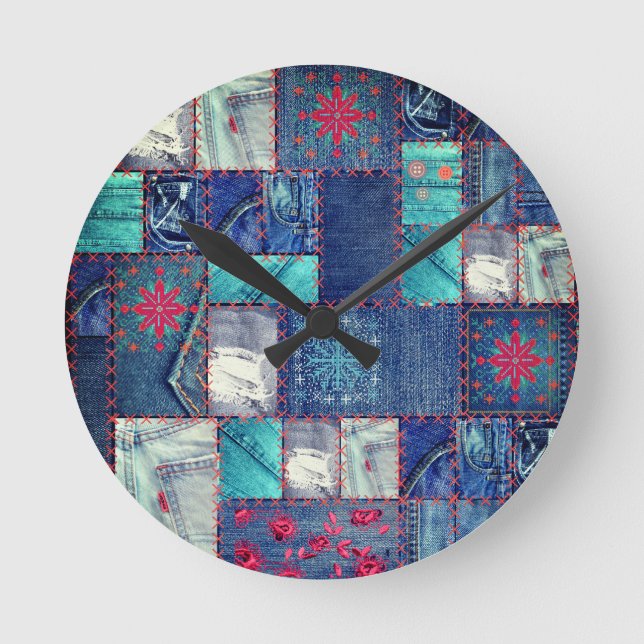 Blaue Jeans Patchwork mit Blumendetails Runde Wanduhr (Vorderseite)