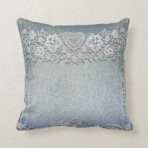 Blaue Jeans und weiße Herzspitze Kissen