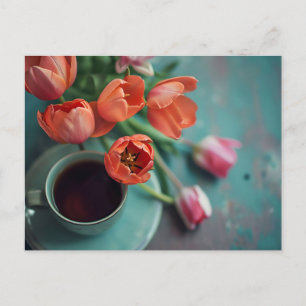 Blaue Kaffeetasse umringt von bunten Tulpen Postkarte