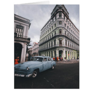 Blaue klassische Oldtimer-Stadtansicht