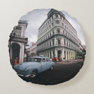 Blaue klassische Stadtansicht mit Oldtimer Rundes Kissen