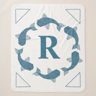Blaue Koi-Fische, die ein Monogramm umkreisen Sherpadecke