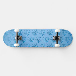 Blaue Korallen auf blauem Hintergrund Skateboard