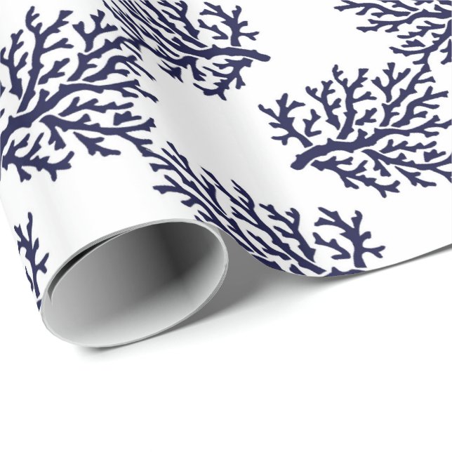 Blaue Korallen auf weißem Hintergrund Geschenkpapier (Rolleneckpunkt)