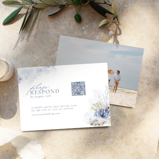 Blaue Korallen & Muscheln Strandhochzeit QR-Code RSVP Karte (Blue coral & seashells beach wedding QR code RSVP Card)