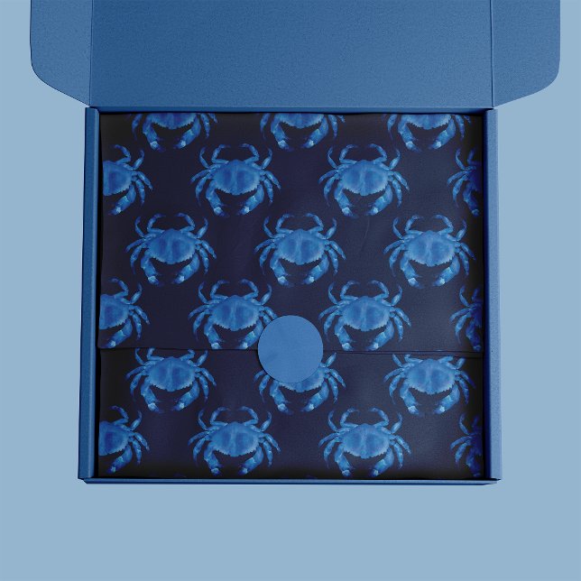 Blaue Krabbe Seaside Ocean Muster Seidenpapier (Blue crab tissue paper on dark navy blue background)