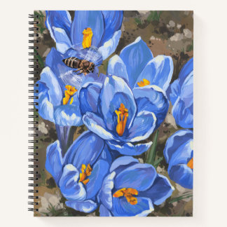 Blaue Krokus und eine Biene Notizbuch