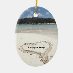 Blaue Lagune, Bahamas-Herz gezeichnet im Sand Keramik Ornament