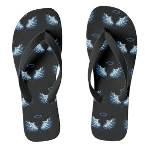 Blaue leuchtende Engelsflügel auf schwarzem Hinter Flip Flops