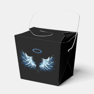 Blaue leuchtende Engelsflügel auf schwarzem Hinter Geschenkschachtel