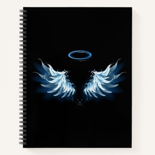 Blaue leuchtende Engelsflügel auf schwarzem Hinter Notizbuch
