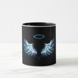 Blaue leuchtende Engelsflügel auf schwarzem Hinter Tasse