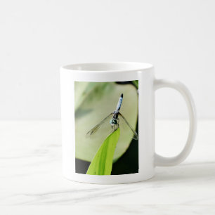 Blaue Libelle auf grünem Blatt Kaffeetasse