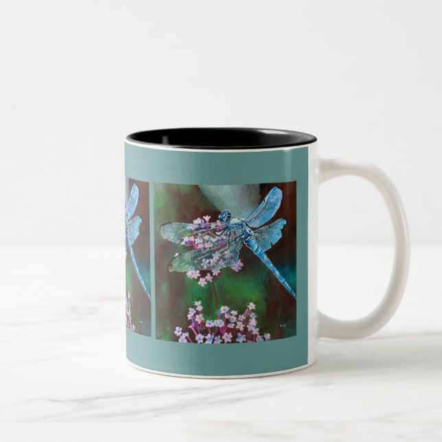 Blaue Libelle auf wilden Knoblauch Zweifarbige Tasse (Rechts)