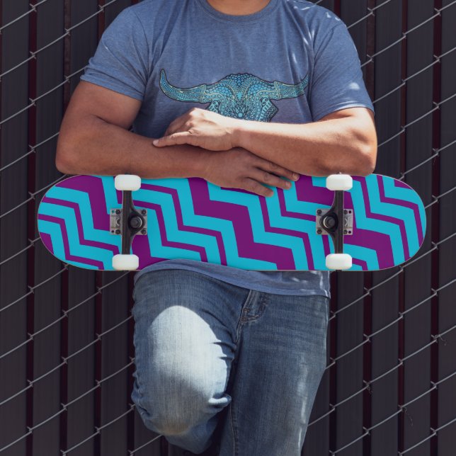 Blaue Lila Chevron-Zickzack-Muster  Skateboard (Außenbereich 3)