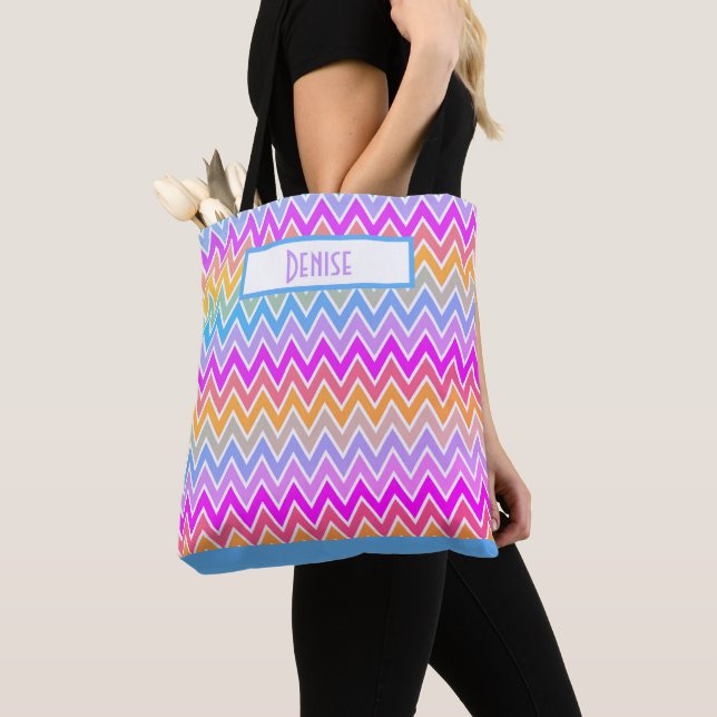 Blaue Lila Gelbe Regenbogen Zickzack Mit Monogramm Tasche (Von Nahem)