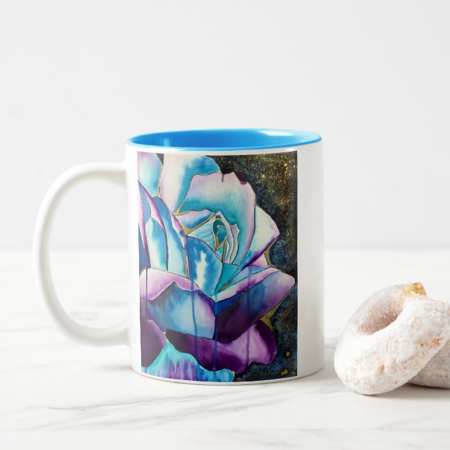 Blaue lila gotische Aquarellkunst Rose Zweifarbige Tasse (Mit Donut)