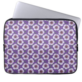 Blaue lila mit Blumenpelargonie auf irgendeiner Laptopschutzhülle
