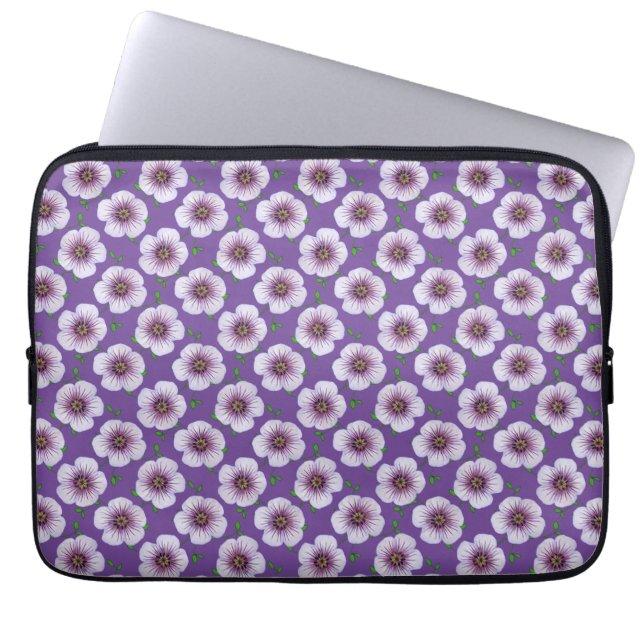 Blaue lila mit Blumenpelargonie auf irgendeiner Laptopschutzhülle (Vorderseite)