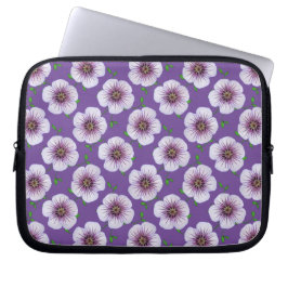 Blaue lila mit Blumenpelargonie auf irgendeiner Laptopschutzhülle