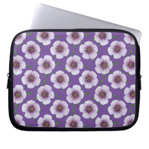 Blaue lila mit Blumenpelargonie auf irgendeiner Laptopschutzhülle