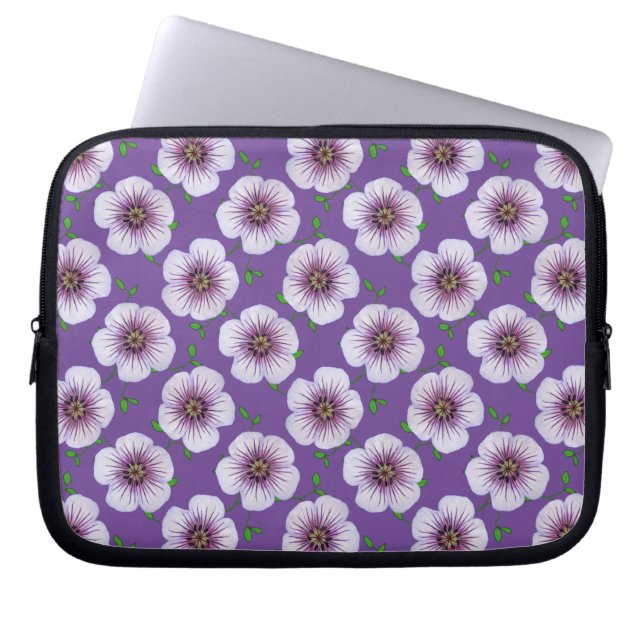 Blaue lila mit Blumenpelargonie auf irgendeiner Laptopschutzhülle (Vorderseite)