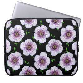 Blaue lila mit Blumenpelargonie auf irgendeiner Laptopschutzhülle