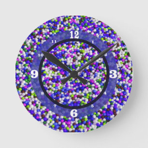 Blaue, Lila, weißgetünchte Bälle Runde Wanduhr