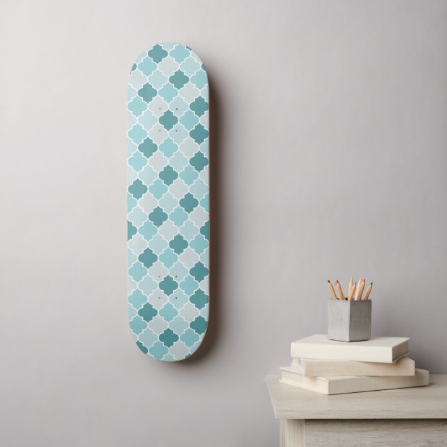 Blaue marokkanische Trellis, Latticework, Quatrefo Skateboard (Wandkunst)