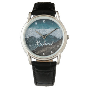 Blaue Meereswellen, die gegen Felsen abstürzen Armbanduhr