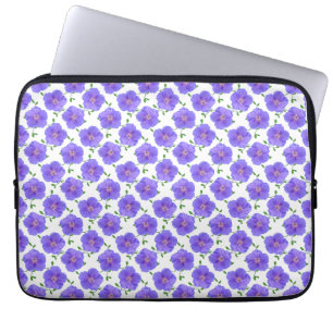 Blaue mit Blumenpelargonie auf irgendeiner Farbe Laptopschutzhülle