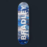 Blaue moderne Abstrakte Personalisierte Bezeichnun Skateboard<br><div class="desc">Blue Modern Abstrakt Custom Personalisiert Name Skateboard bietet Ihren personalisierten Namen in moderner Typografie auf abstraktem, blau-grauem Hintergrund. Personalisieren Sie diese, indem Sie den Text in dem dafür vorgesehenen Textfeld bearbeiten. Geben Sie Ihrem Lieblingskateboarder zu Weihnachten, Geburtstag oder Ihrer BESTE FREUNDIN ein maßgeschneidertes Geschenk, ein personalisiertes Skateboard. Entworfen von ©Evco...</div>