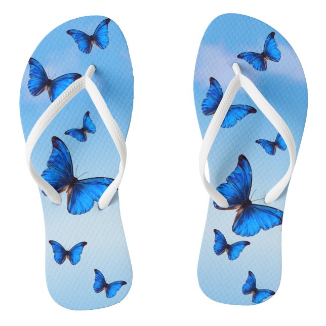Blaue Morpho Schmetterlinge fliegen in Sky Flip Flops (Fußbett)