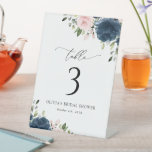Blaue Navy Blumen, rosa Blume, Tischnummern Sockelschild<br><div class="desc">Fügen Sie Ihrem Brautparty eine persönliche Touch mit diesen stilvollen und unvergesslichen Party hinzu! Das Design ist mit Marineblau- und Rosa-Blume und Grün auf weißem Hintergrund gestaltet.</div>