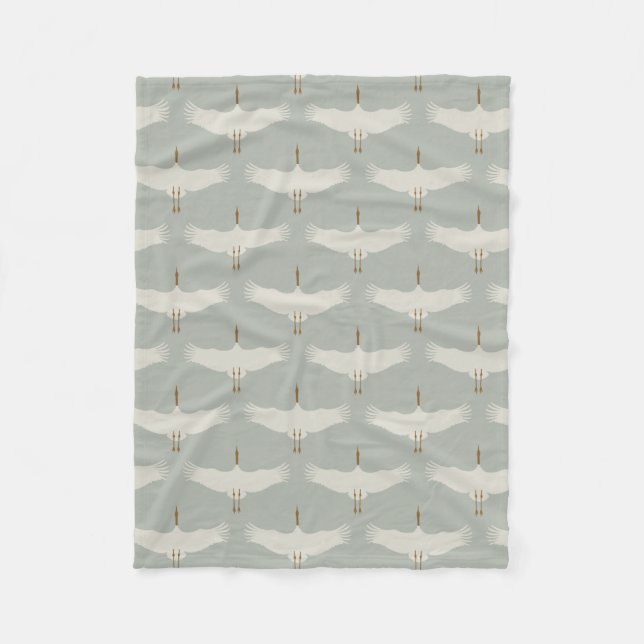 Blaue, neutrale Vogelkrane Art-Déco-Muster Fleecedecke (Vorderseite)