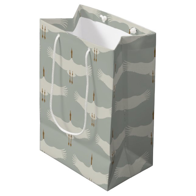 Blaue, neutrale Vogelkrane Art-Déco-Muster Mittlere Geschenktüte (Vorderseite Schrägansicht)